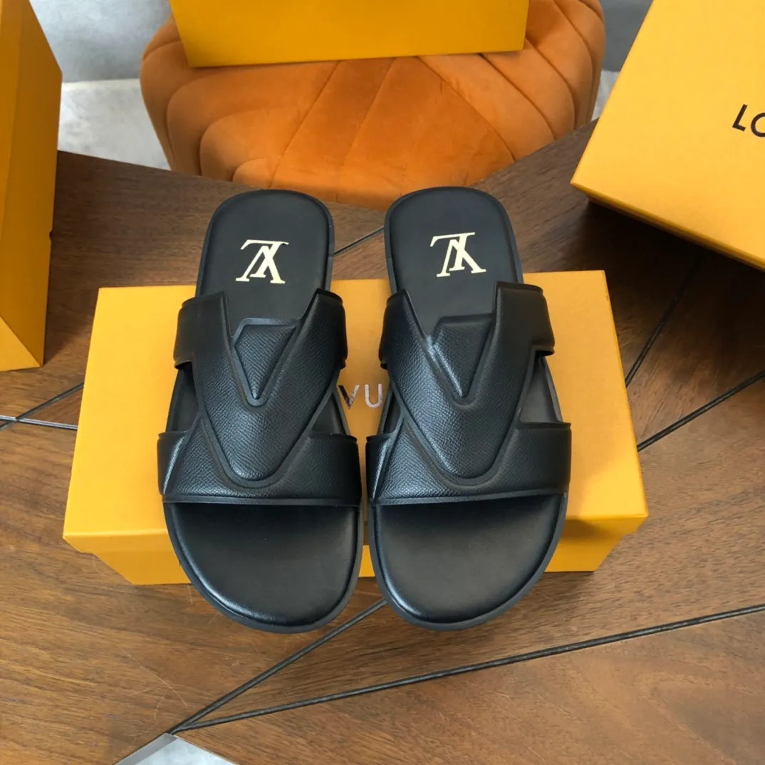 Factory price: 270💰LV counters are selling new brand luxury men's slippers, casual, loose and comfortable. The must-have model in the picture above [Happy][Happy], multiple colors available Size: 38-44, customized 45